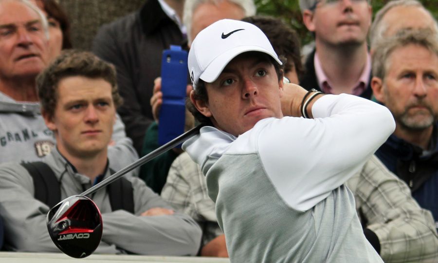 Rory_McIlroy_watches_drive_flight_(crowd,_landscape_orientation)