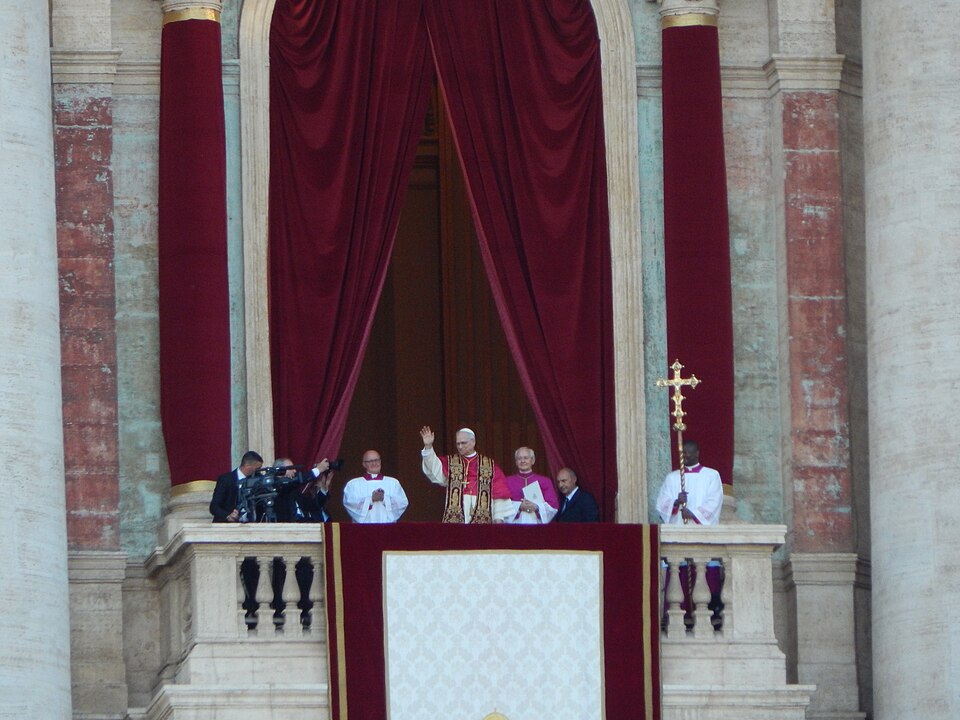 960px-Pope_Leo_XIV_Waving