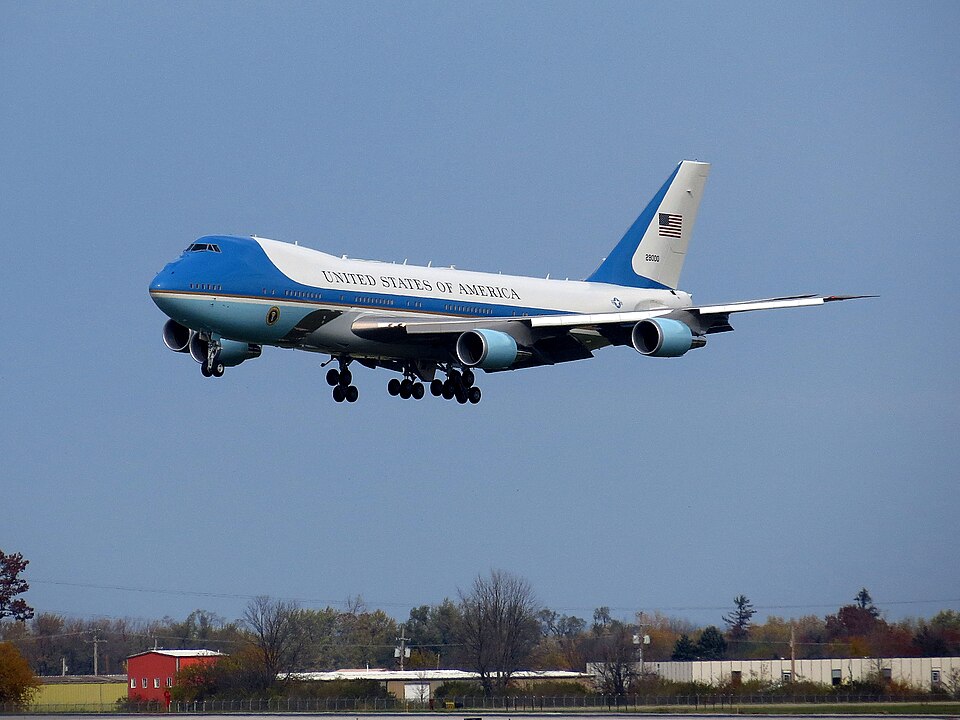 960px-United_States_Air_Force_Boeing_VC-25_(92-9000)_landing_at_Dayton_International_Airport_(1)